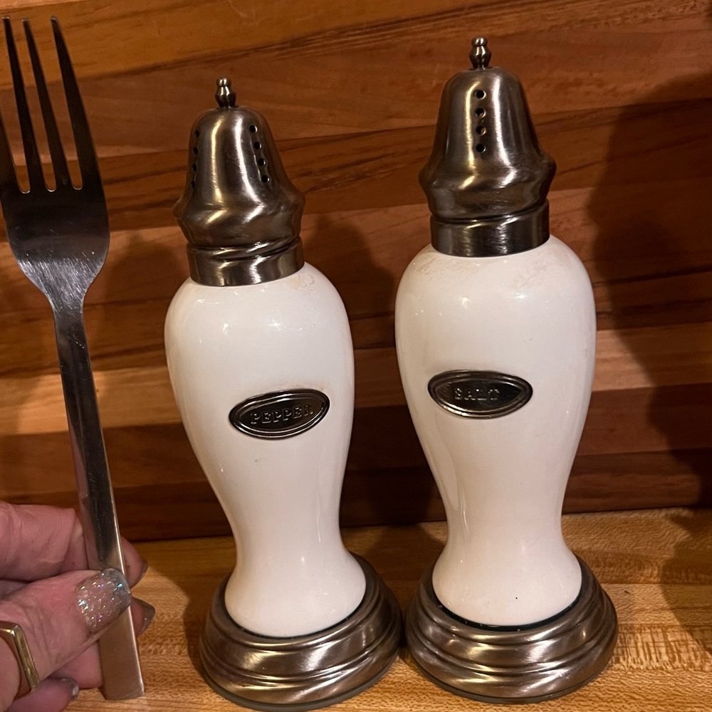 Elegant White Salt and Pepper Shaker Set - Picture 2 of 7